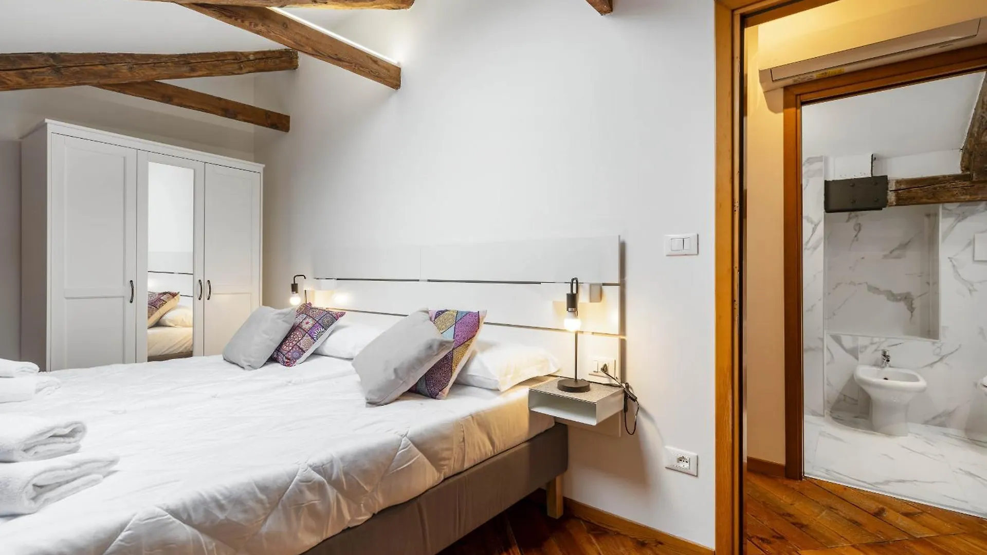 Accademia Sunshine With Terrace Apartment Venice Italy