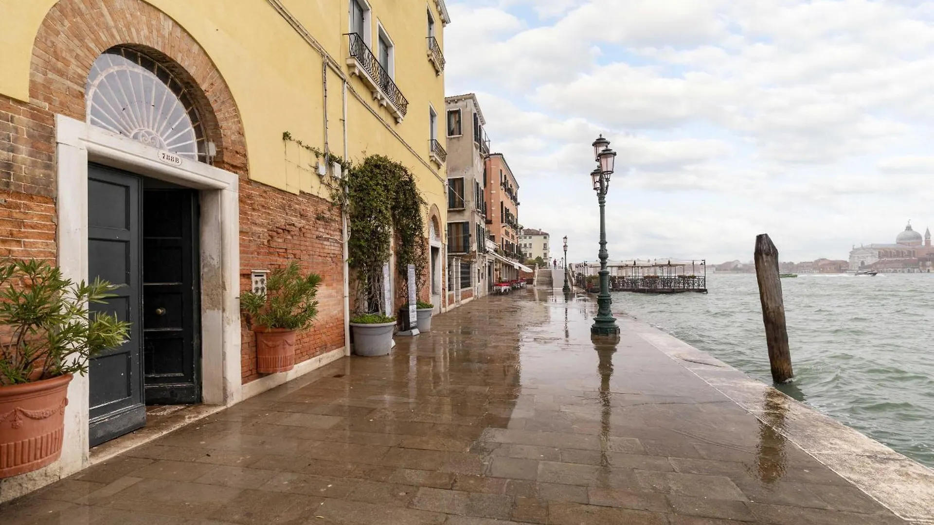 Accademia Sunshine With Terrace Apartment Venice Italy